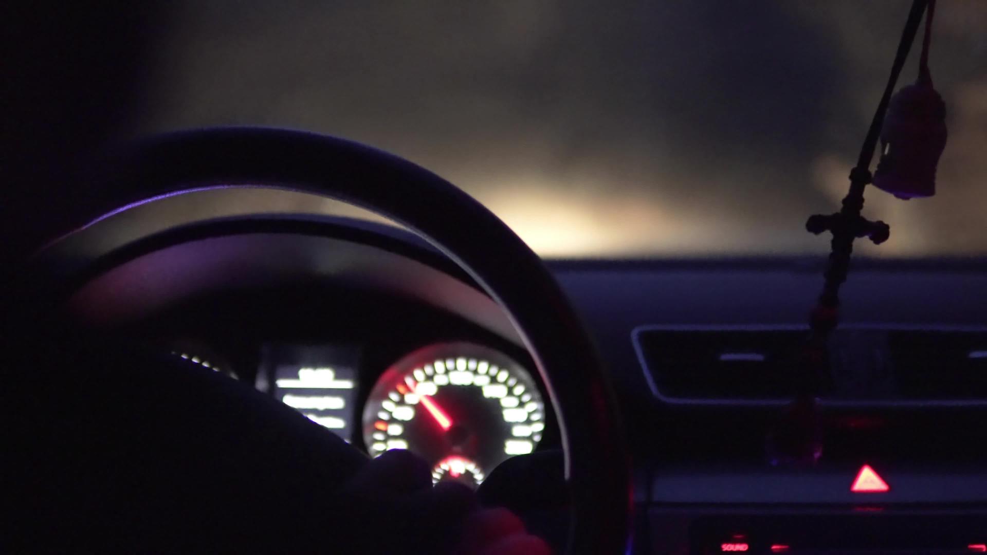晚上汽车电影伏在司机的肩上视频的预览图