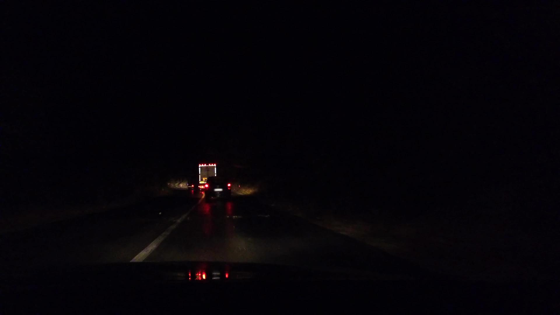 晚上下雨的时候半拖车载货然后在农村道路上开车视频的预览图
