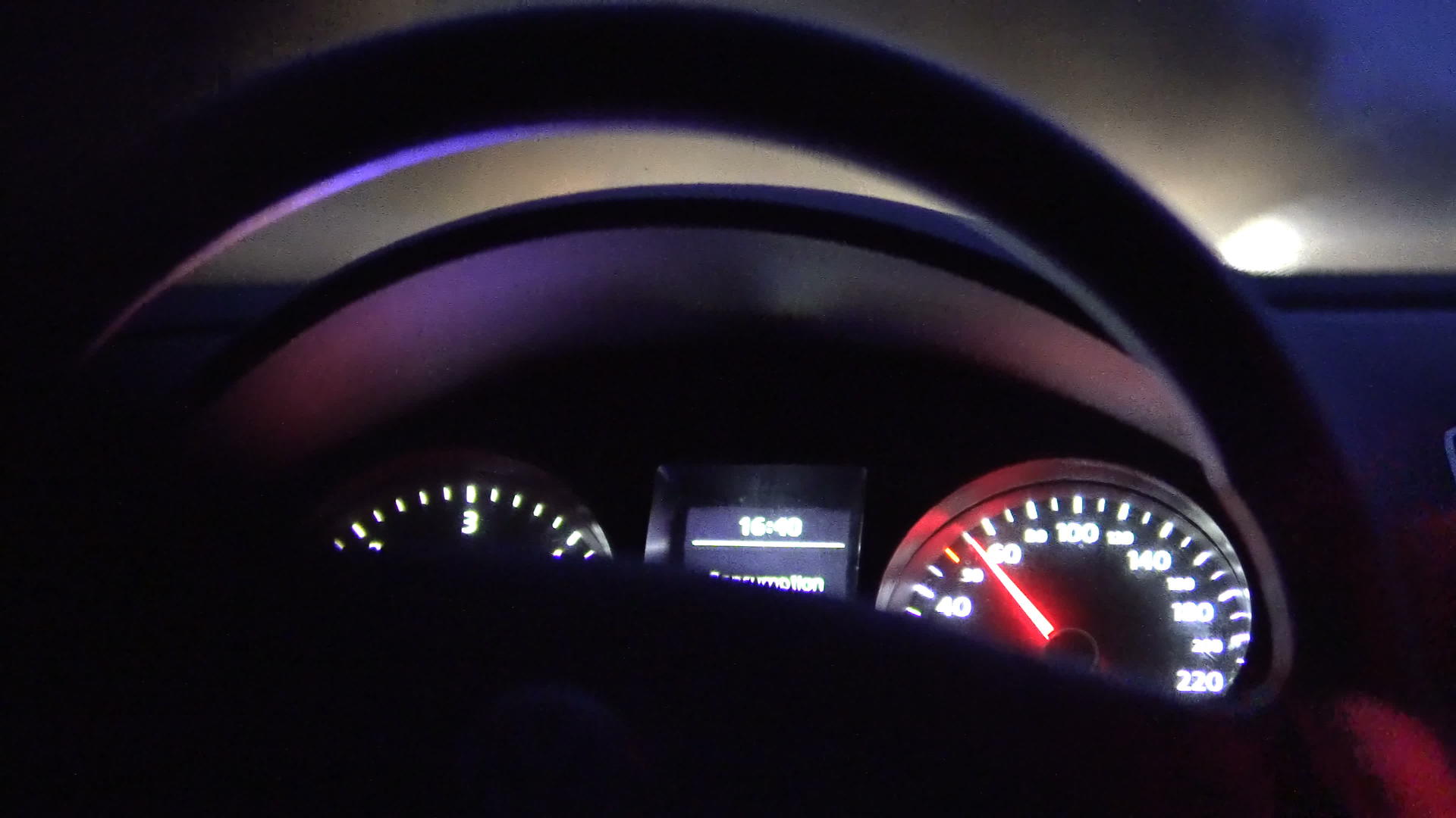 晚上汽车在高速公路上以极快的速度行驶视频的预览图