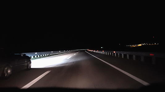晚上开车去乡下司机的视角是第一个视角夜车非城市视频的预览图