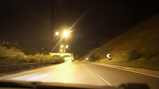 晚上在现代高速公路上经过隧道视频的预览图