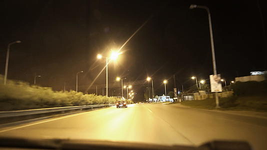 晚上在高速公路上驾驶双曲翻转第一视角视频的预览图