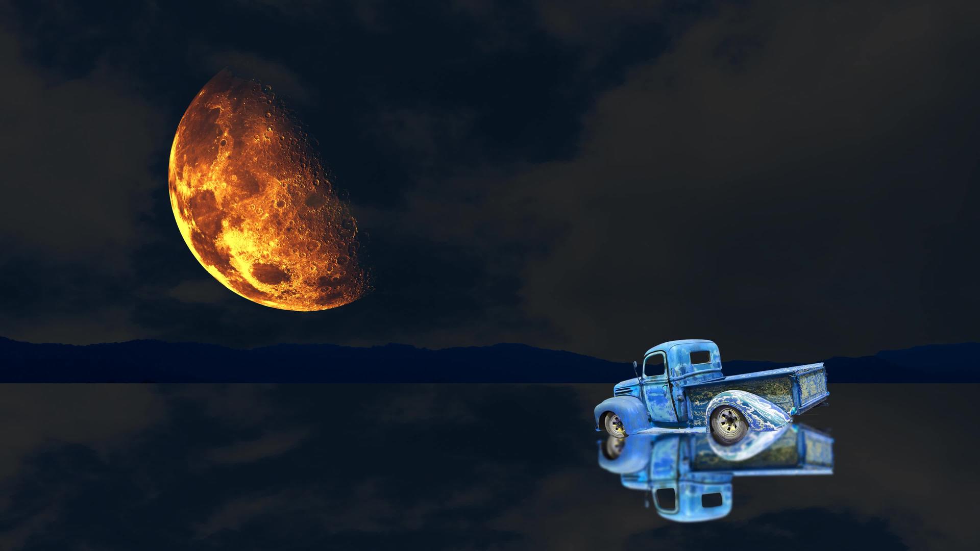 镜像缩影反射在湖面和夜空半月和乌云之间视频的预览图