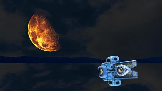 镜像缩影反射在湖面和夜空半月和乌云之间视频的预览图