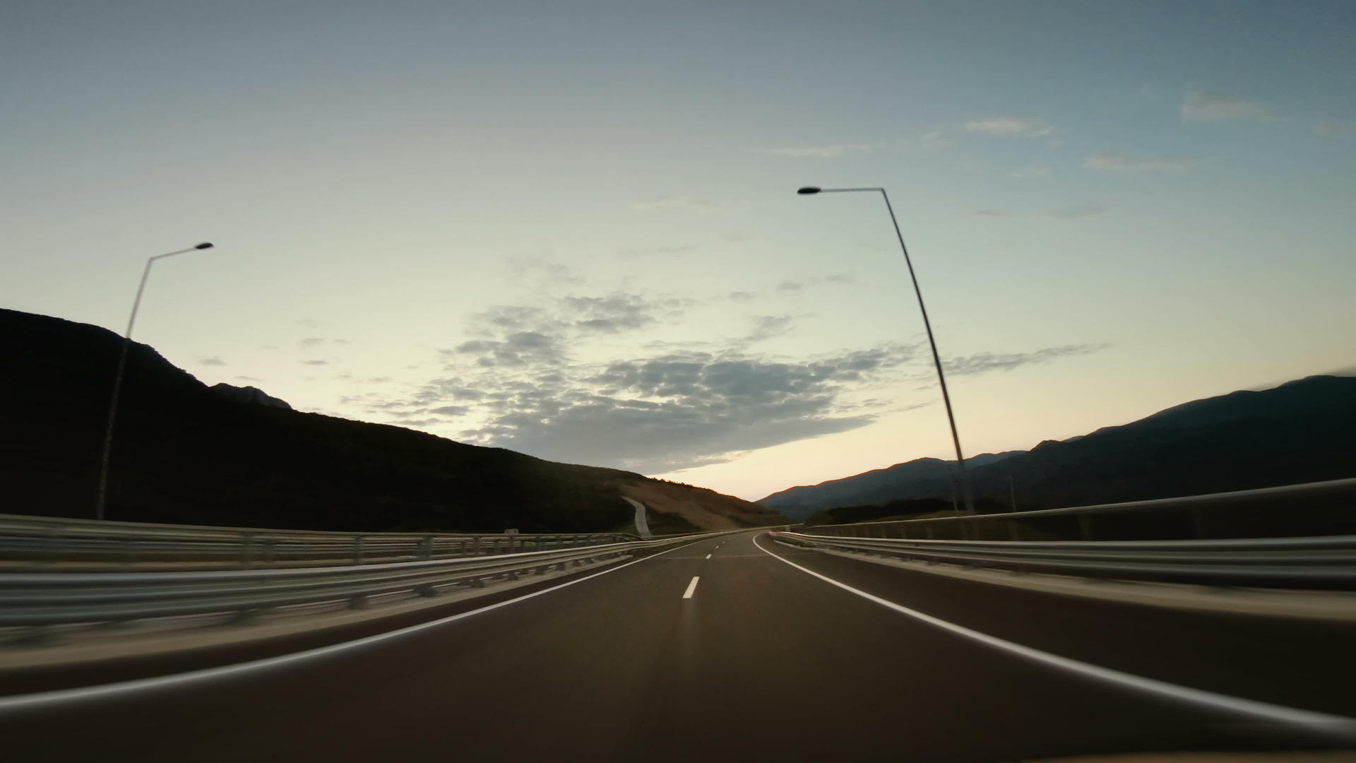 日落时在空高速公路上行驶的第一视角车视频的预览图
