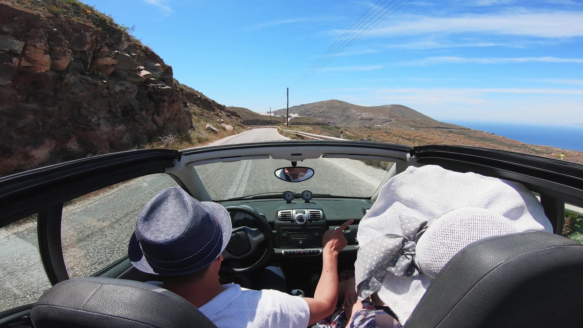 夏季汽车在格雷斯桑托里尼岛的道路和海景视频的预览图