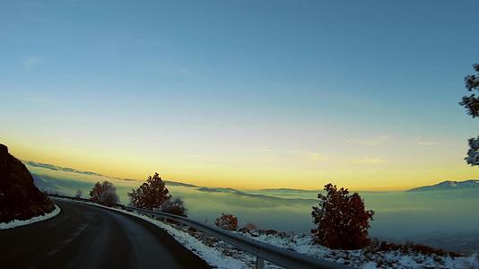 高海拔日落时的山谷被雾和雾湖覆盖视频的预览图