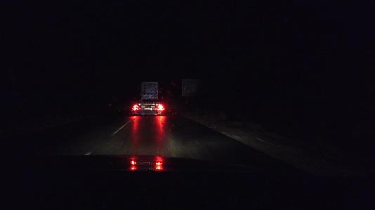 晚上农村雨季公路上有重型卡车视频的预览图