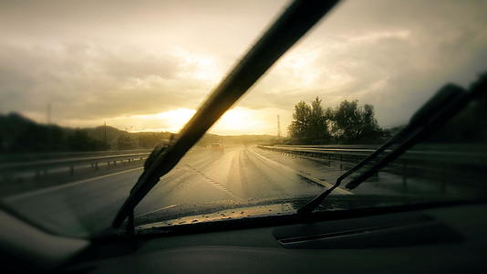 风暴期间汽车挡风玻璃挡风玻璃驾驶困难驾驶日落视频的预览图