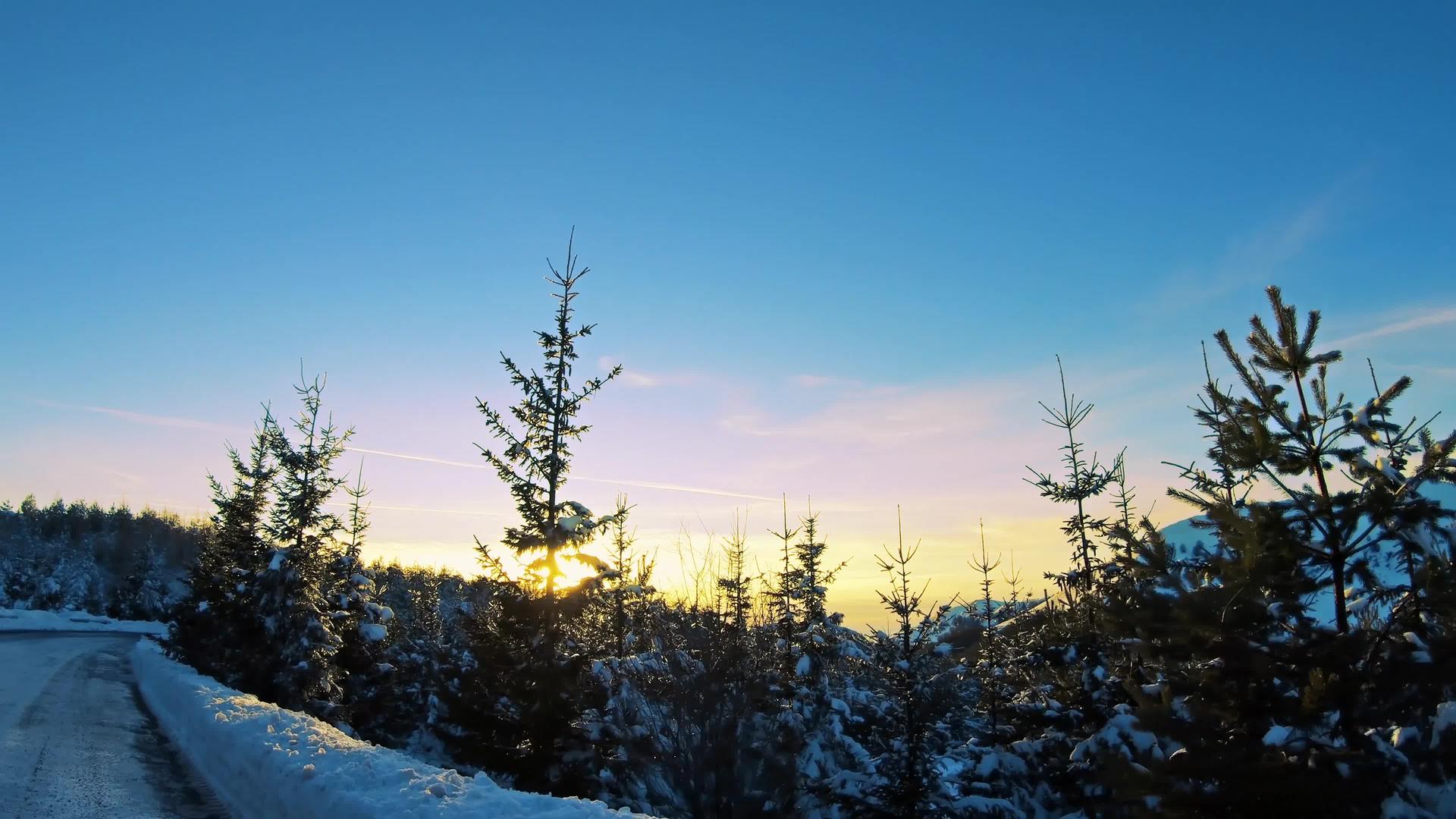 从冬季驾驶的第一个角度来看以雪山为背景的道路美景令人惊叹视频的预览图