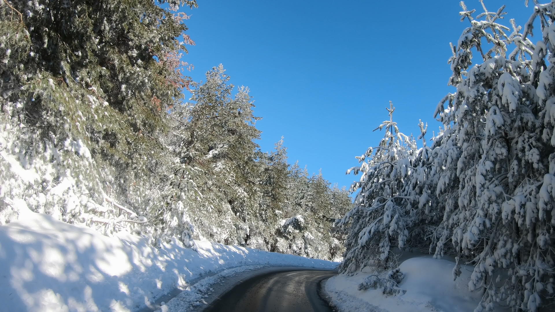 穿过山区的雪雪乡村公路穿过山区视频的预览图