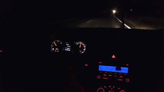 在高速公路上乘坐第一视角的夜车观看仪表板和车内汽车视频的预览图