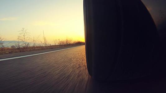 低角第一视角阳光下的运动车在农村公路上行驶视频的预览图
