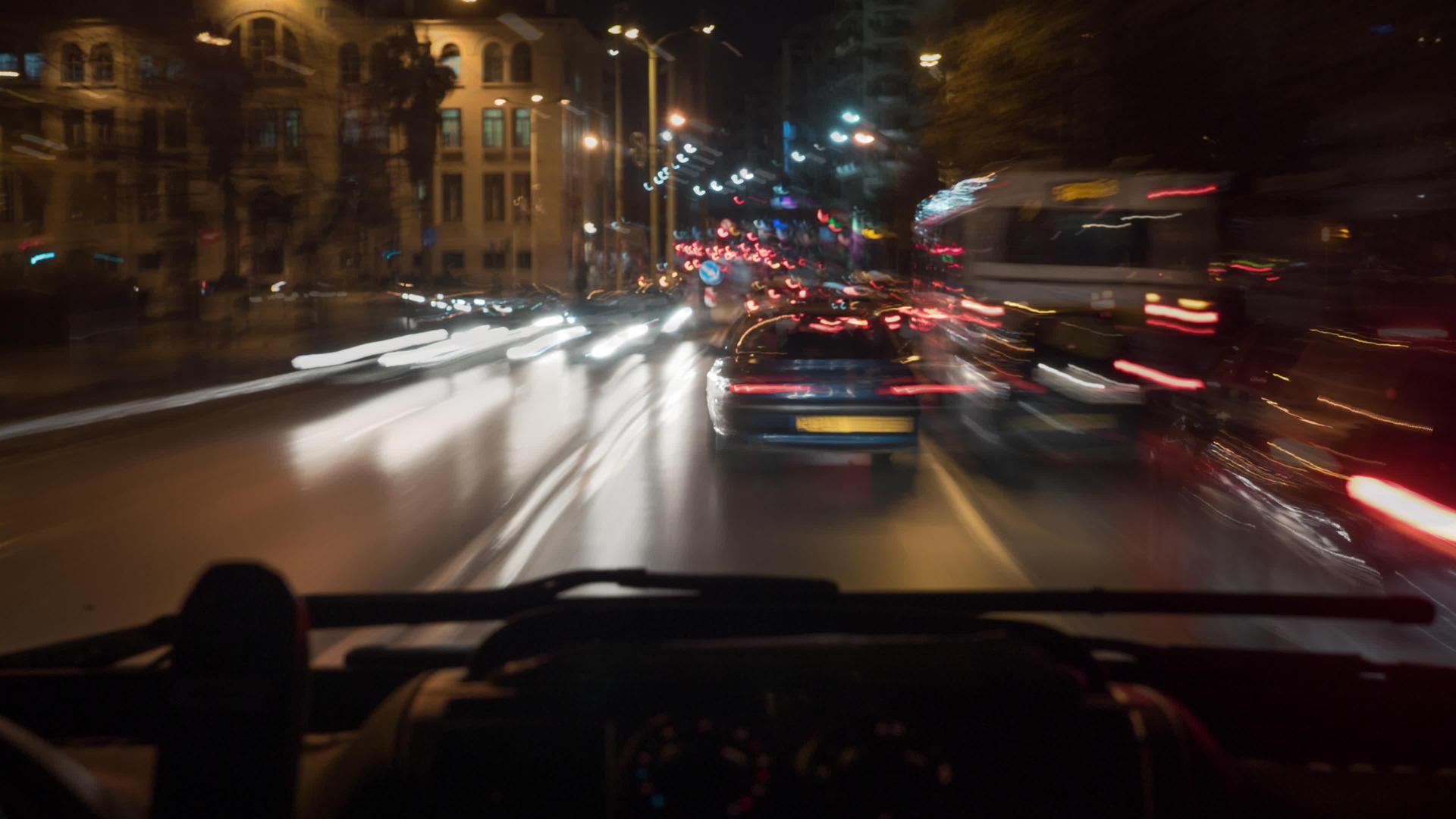 夜间城市驾驶汽车时差内观视频的预览图