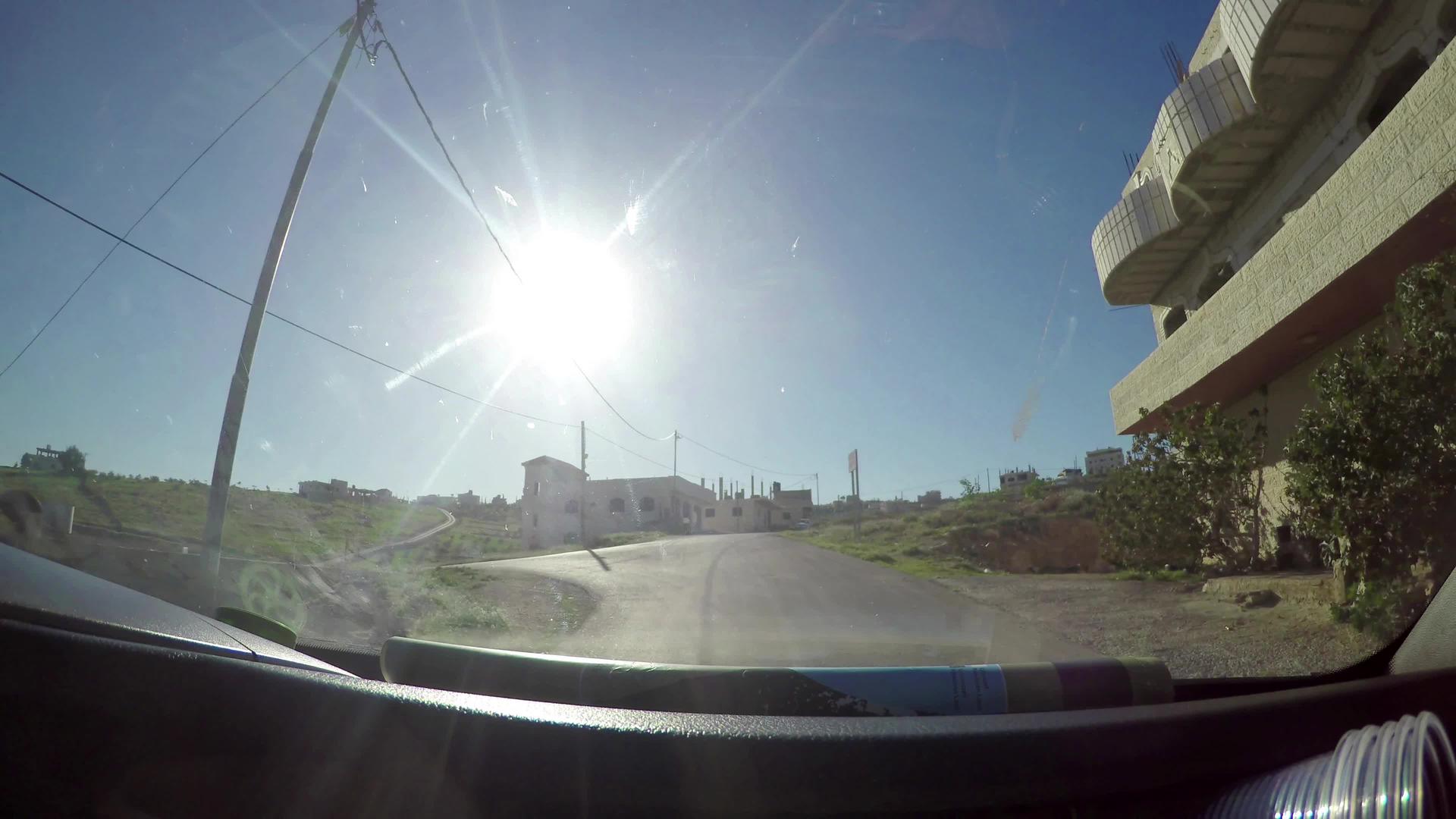 在Judean沙漠至Saba在平缓的乡村道路上修路视频的预览图