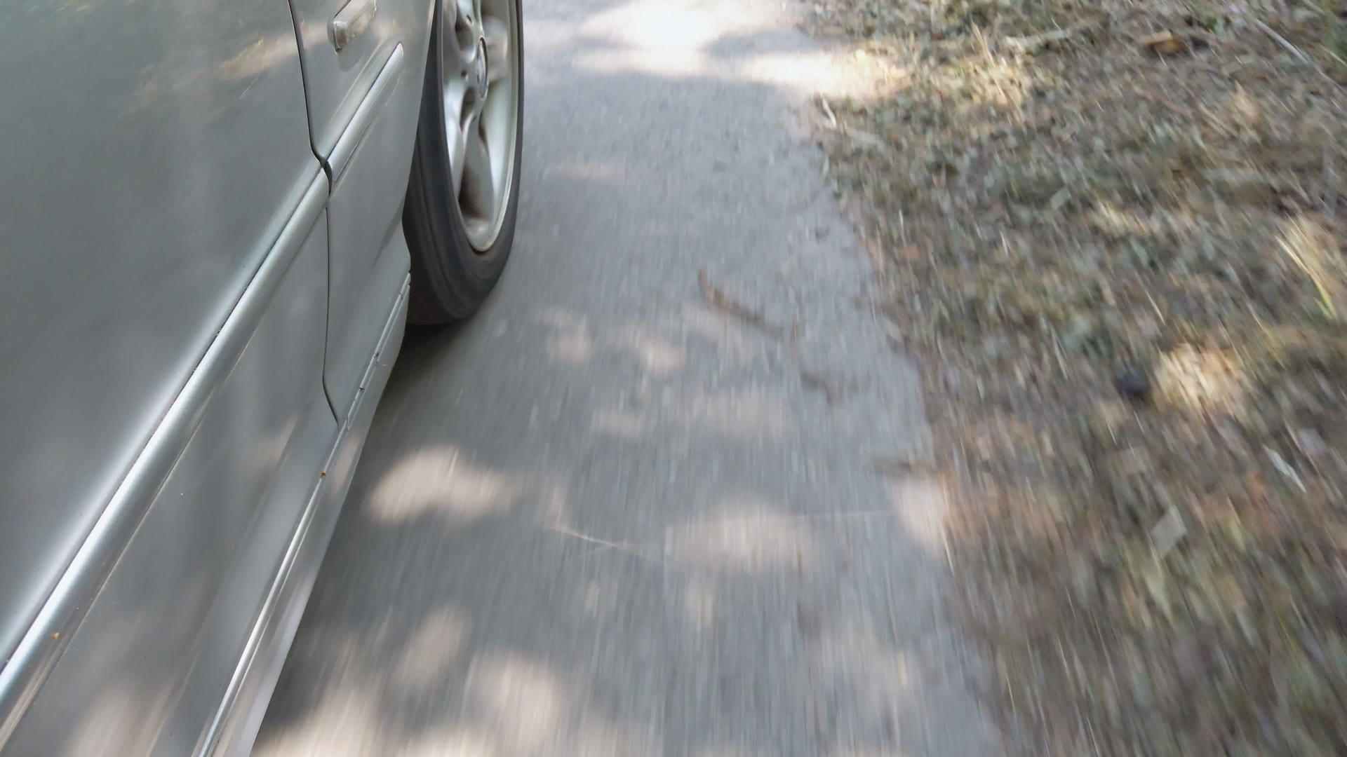 在阳光下沿着农村公路超速行驶的车轮视频的预览图