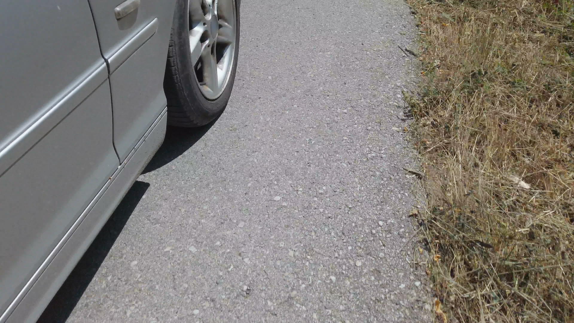 在夏天阳光明媚的日子里驾驶沥青车轮视频的预览图