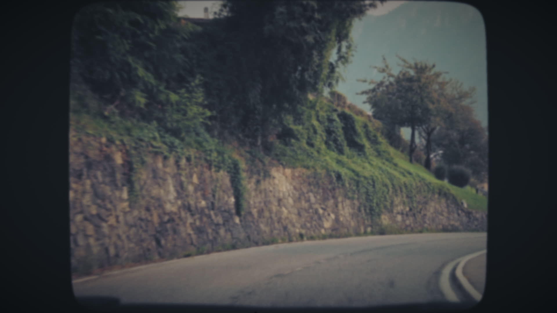 从第一个角度驾车穿越意大利农村视频的预览图