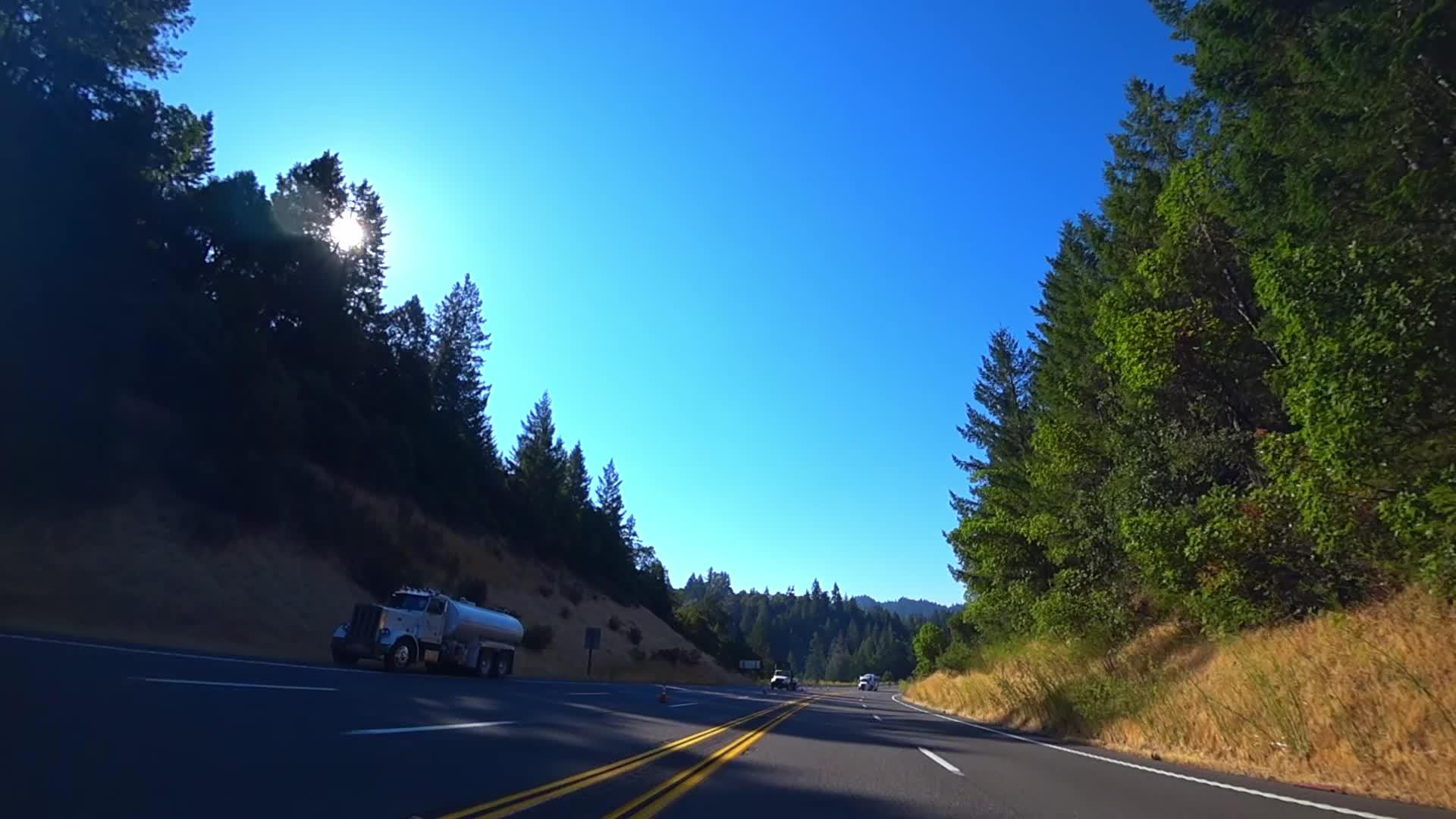 加州国家公园的汽车移动视频的预览图