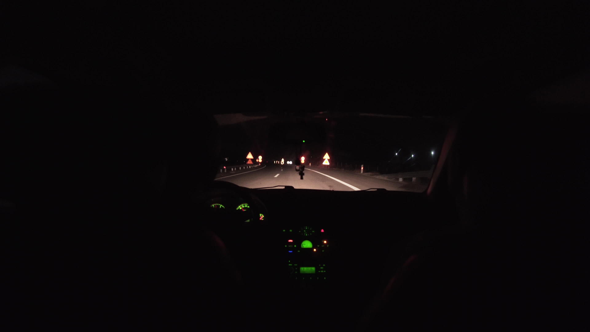 晚上在高速公路上开车的恋人视频的预览图