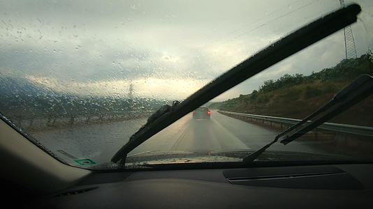 雨天潮湿的道路上第一视角的车辆驾驶视频的预览图
