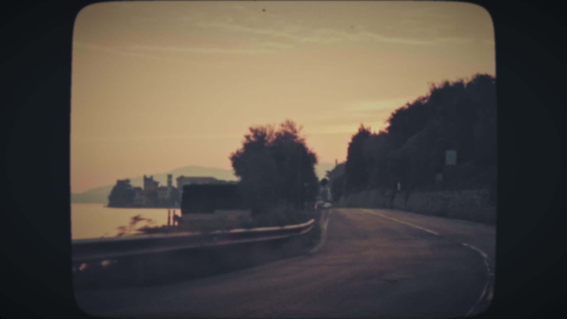 日落时沿弯路行驶视频的预览图