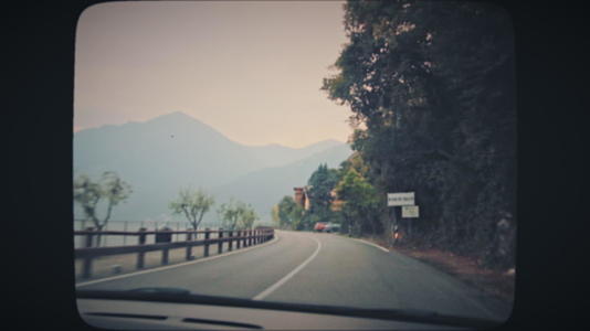 沿湖镇和山岳开车视频的预览图