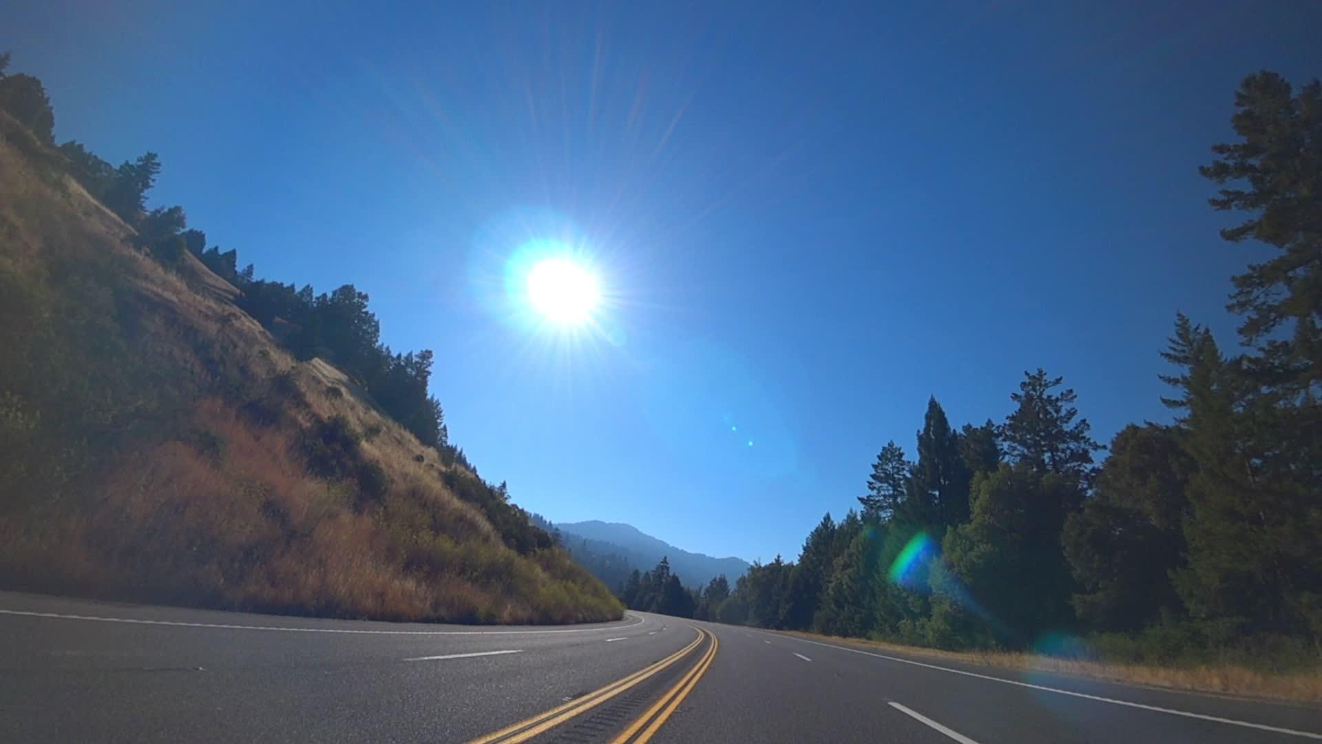 在一条平坦美丽的道路上从一辆移动的汽车上usa视频的预览图