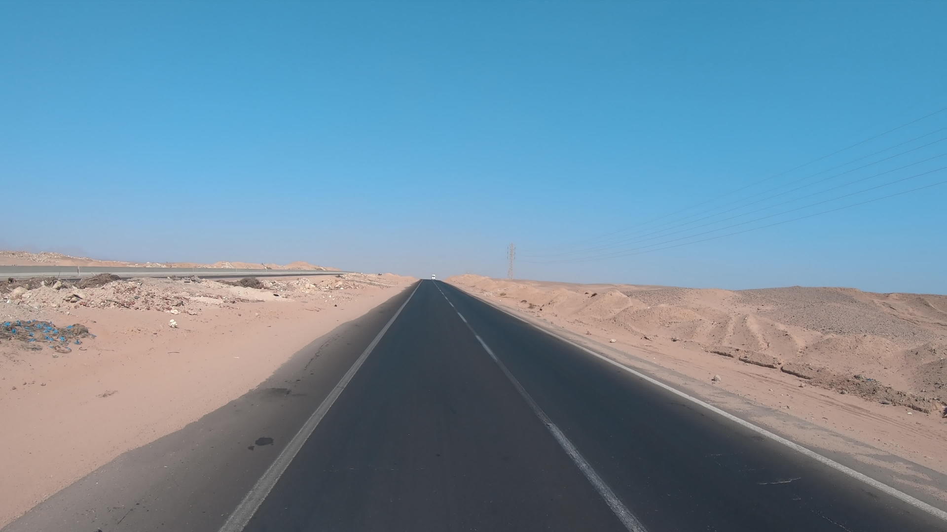 第一个视角是在穿越埃及沙漠的路上开车视频的预览图