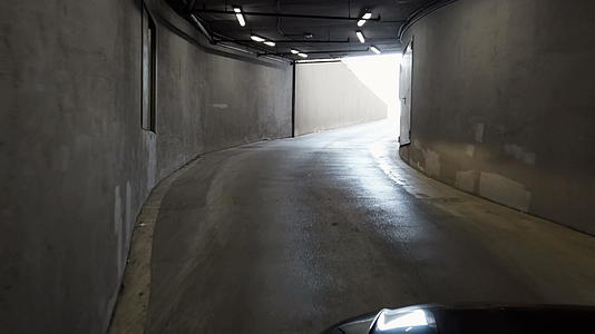 第一个视角是通过地下车库出口的隧道通道实时驾驶地下车库视频的预览图
