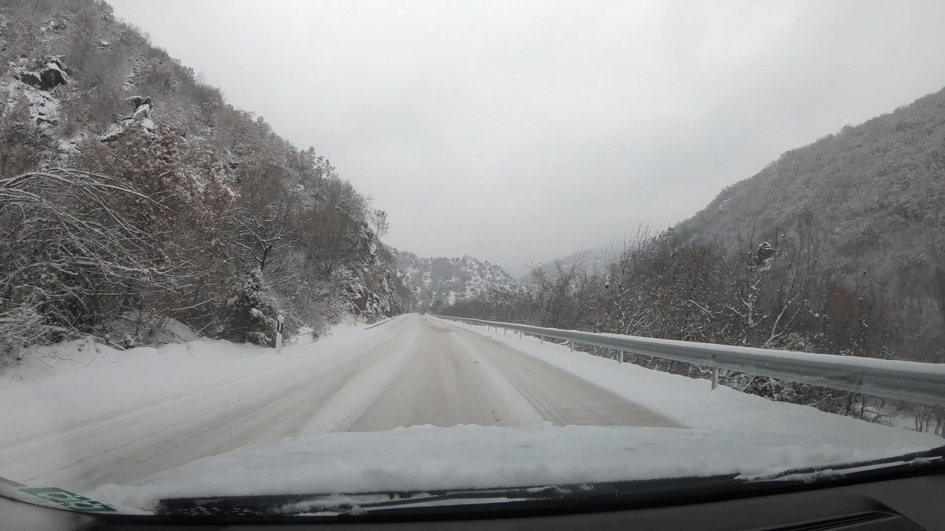 冬天下雪的时候风雪覆盖的道路景观是第一人波夫视频的预览图