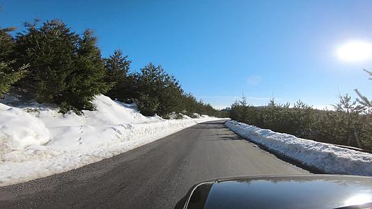 冬天下雪的时候风雪覆盖的道路景观是第一人波夫视频的预览图