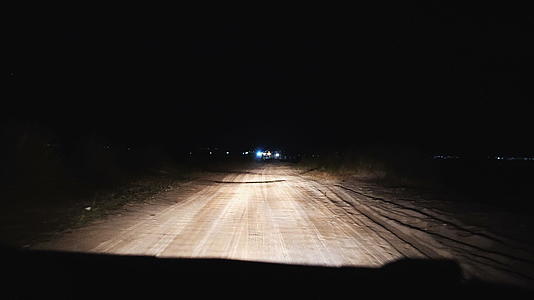 海滩地区农村道路夜间驾驶车道风景视频的预览图