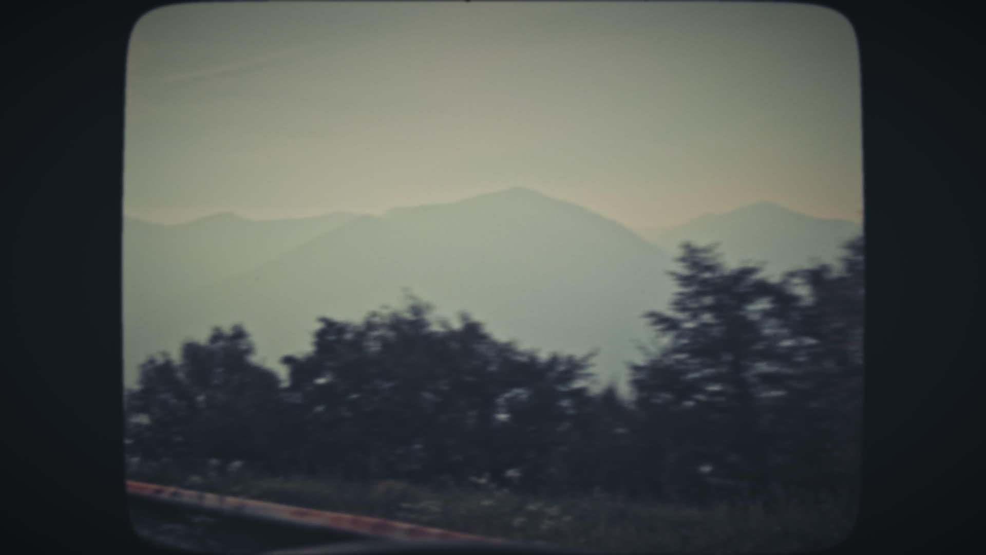 驾驶着美丽的山景视频的预览图