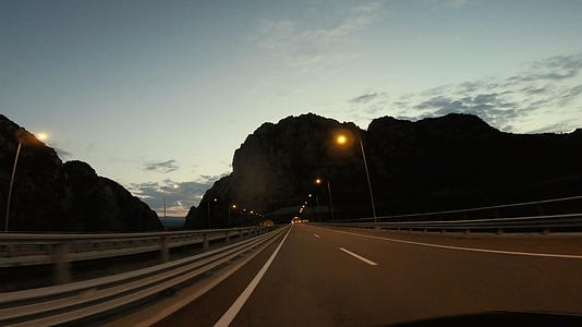 黄昏驾驶进入高速公路隧道视频的预览图