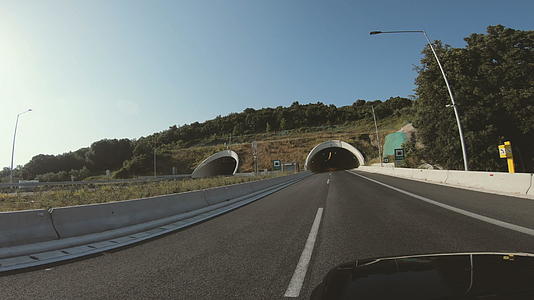 第一个视角是驾驶和进入高速公路隧道视频的预览图