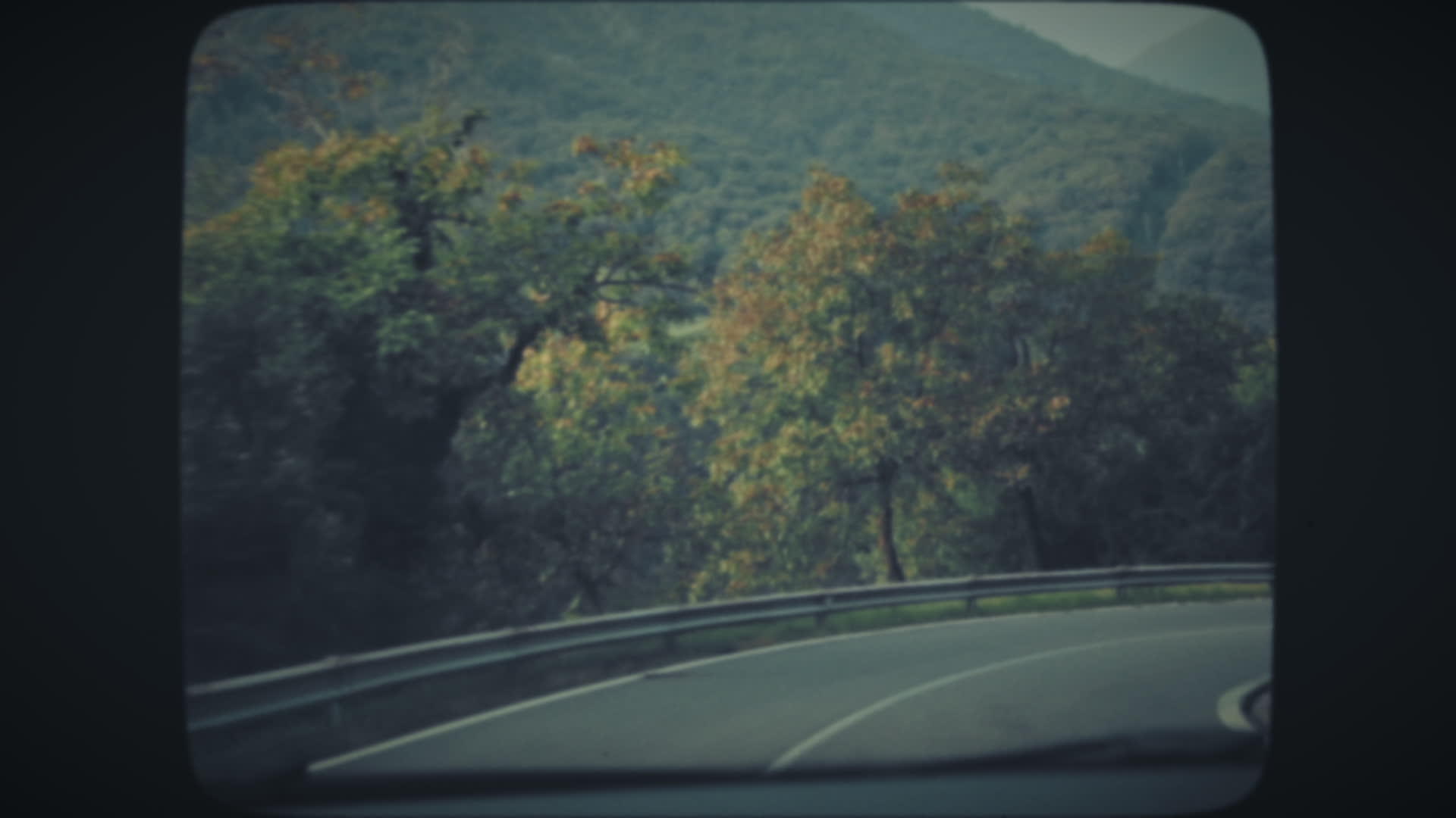从第一个角度驾车穿过山区视频的预览图