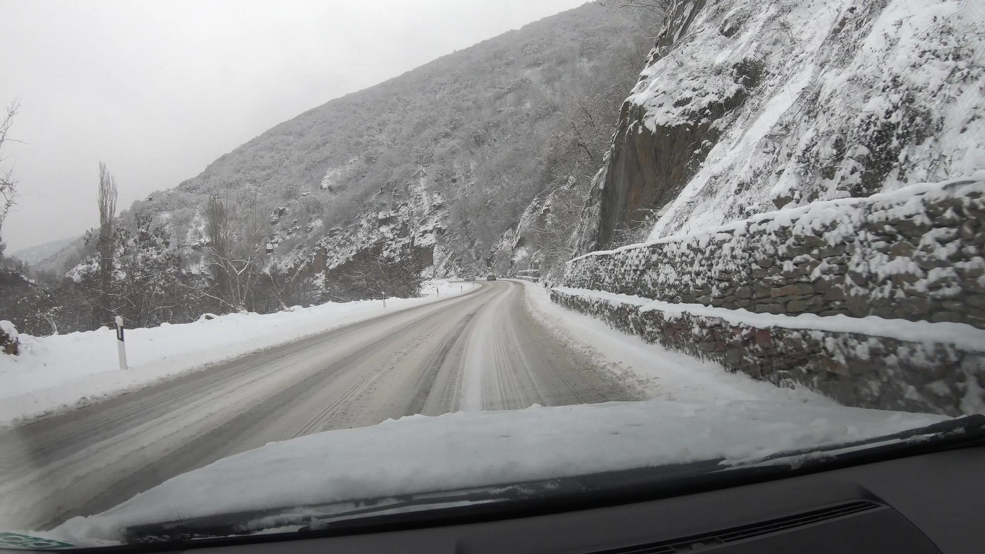 第一个视角是在冬天的暴风雨中开车去山区在下雪的路上视频的预览图
