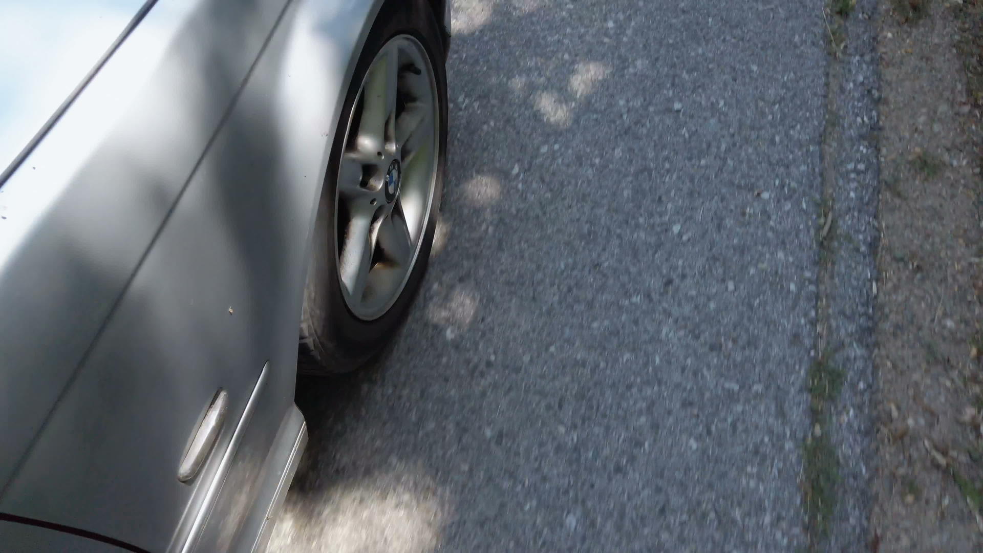 在农村道路上驾驶的汽车轮胎视频的预览图