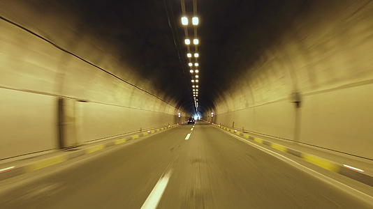 恐怖场景穿过隧道道路视频的预览图
