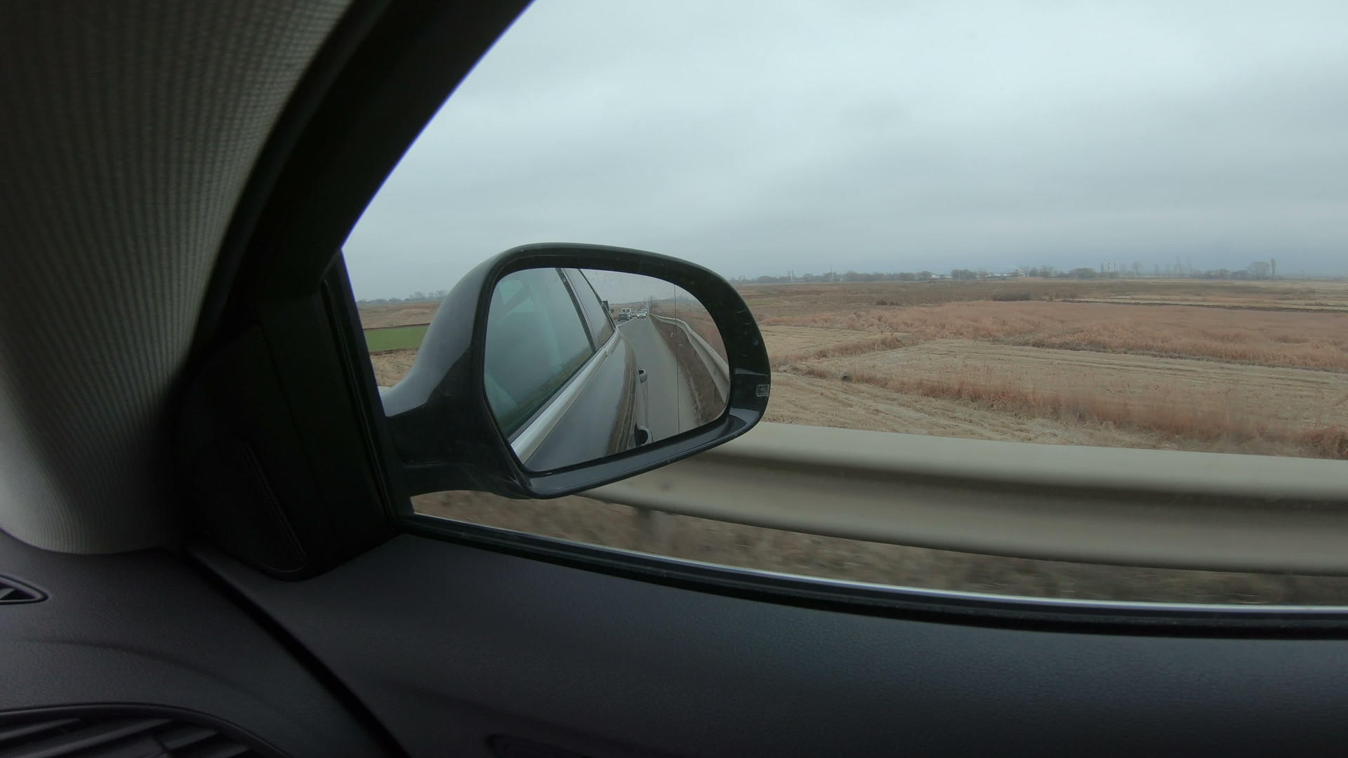 在高速公路上驾驶视频的预览图