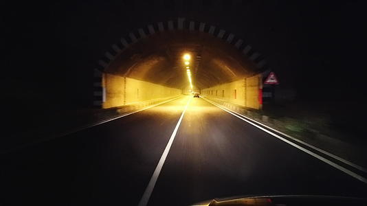 晚上我在农村公路上开车穿过隧道视频的预览图