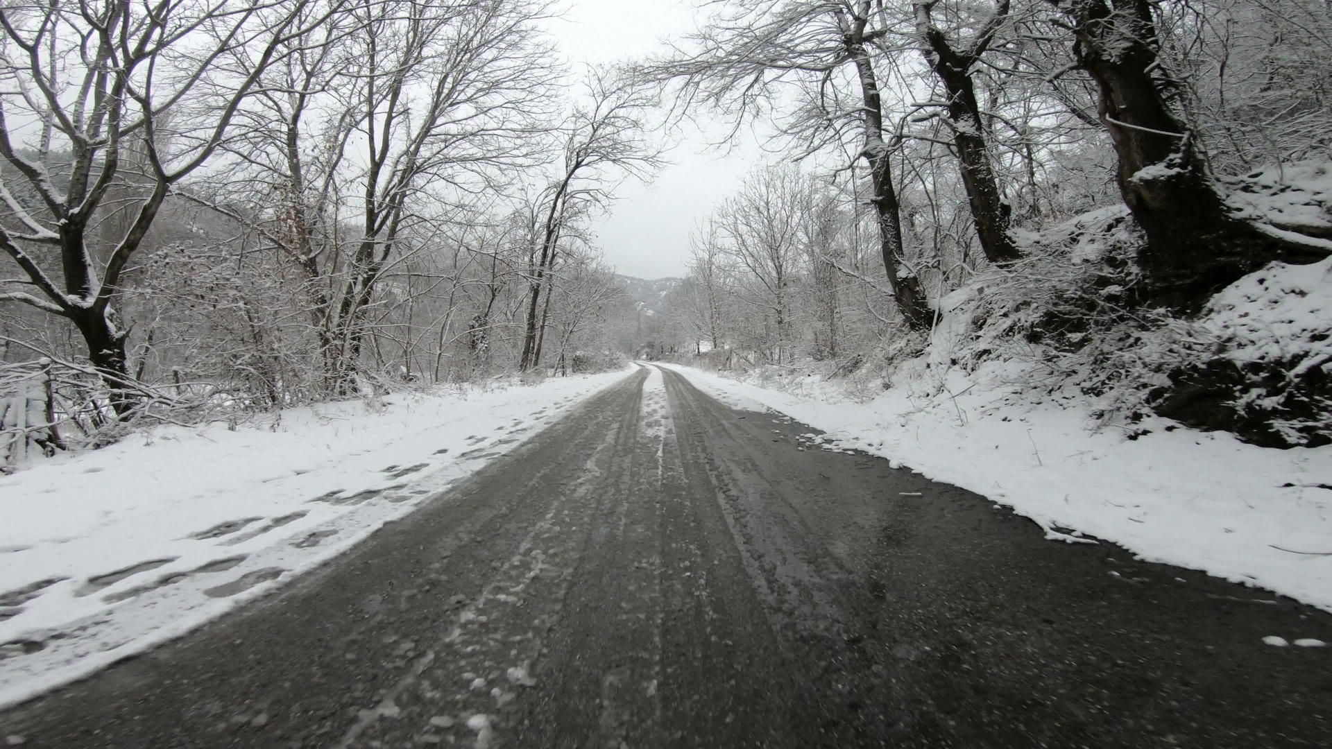 在雪地里开车很危险视频的预览图