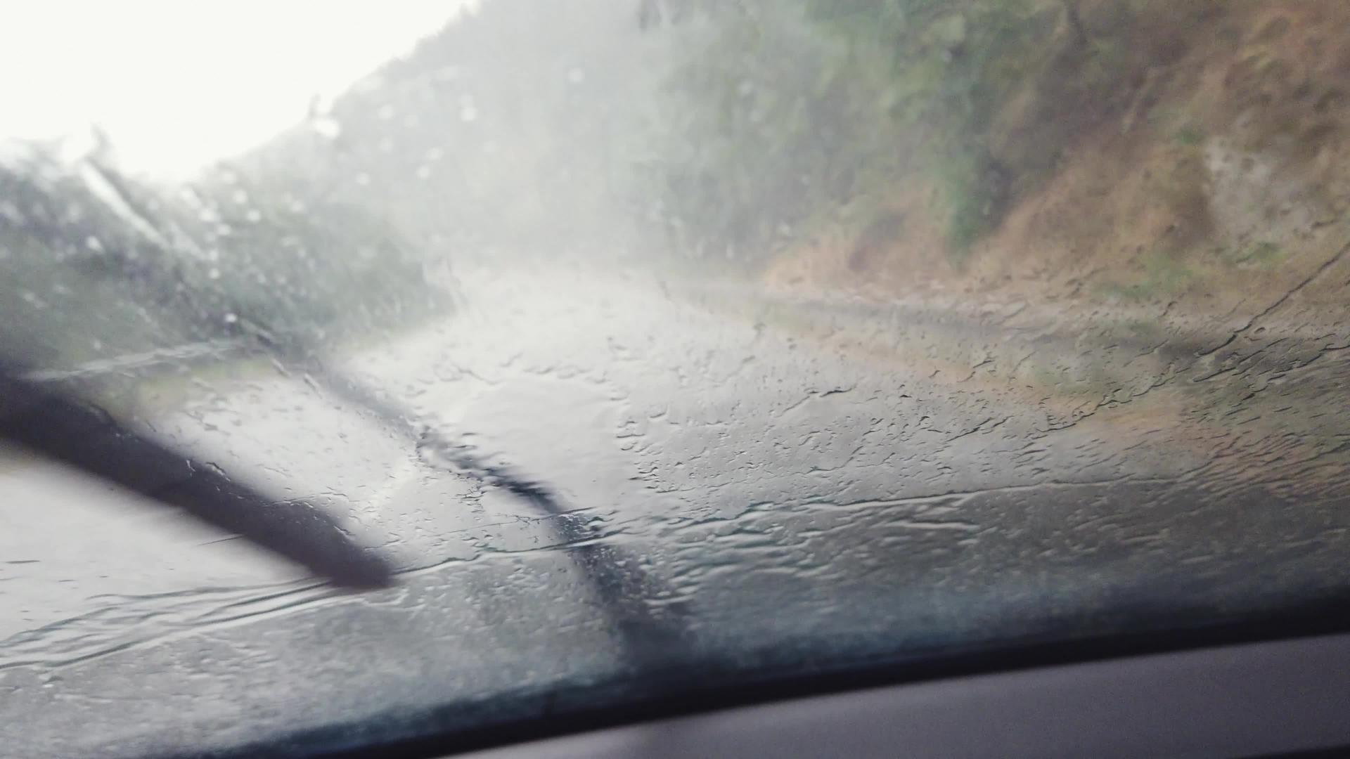 路过的窗户下雨了视频的预览图