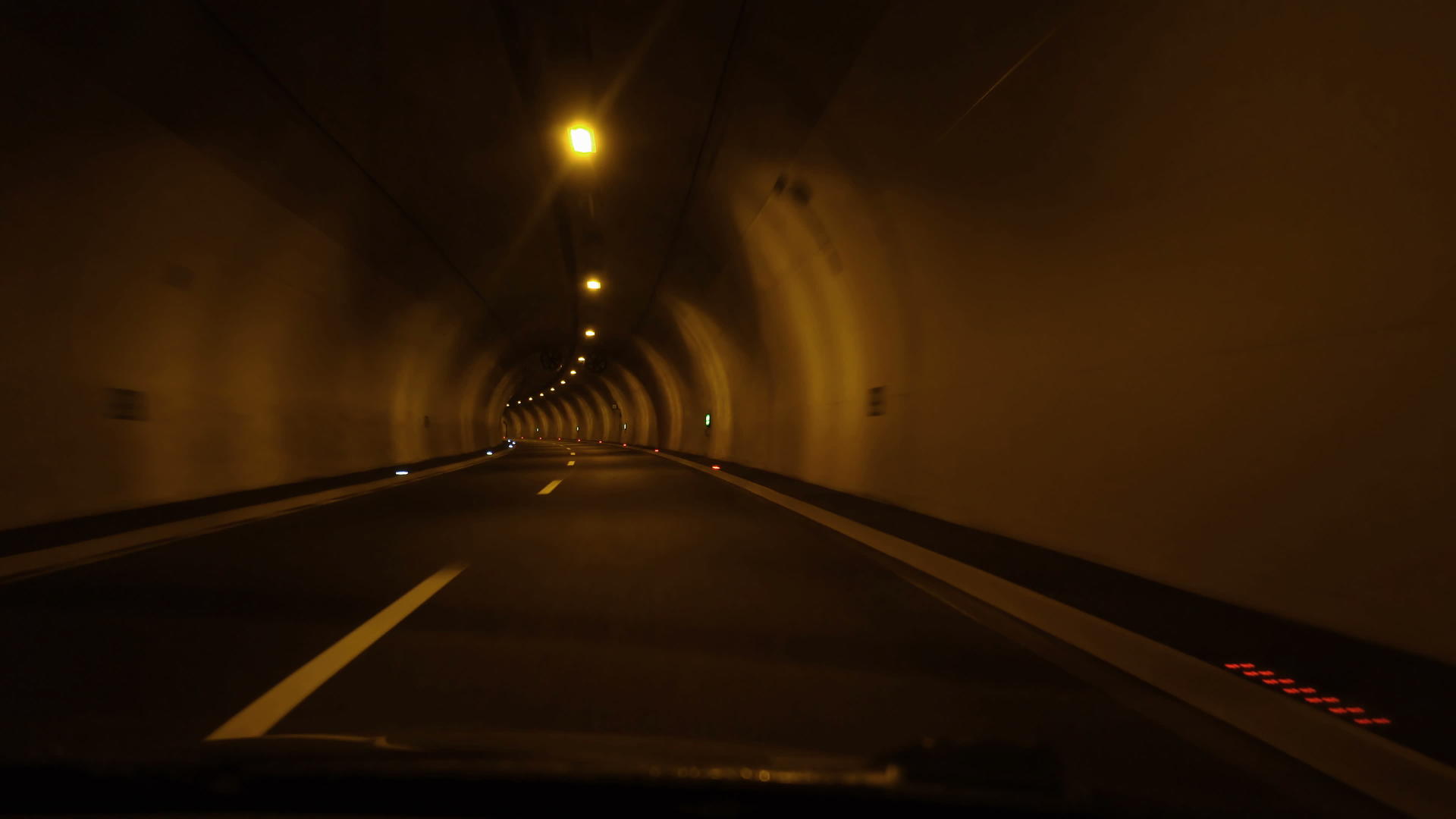 在隧道里开车地铁交通在山上旅行视频的预览图