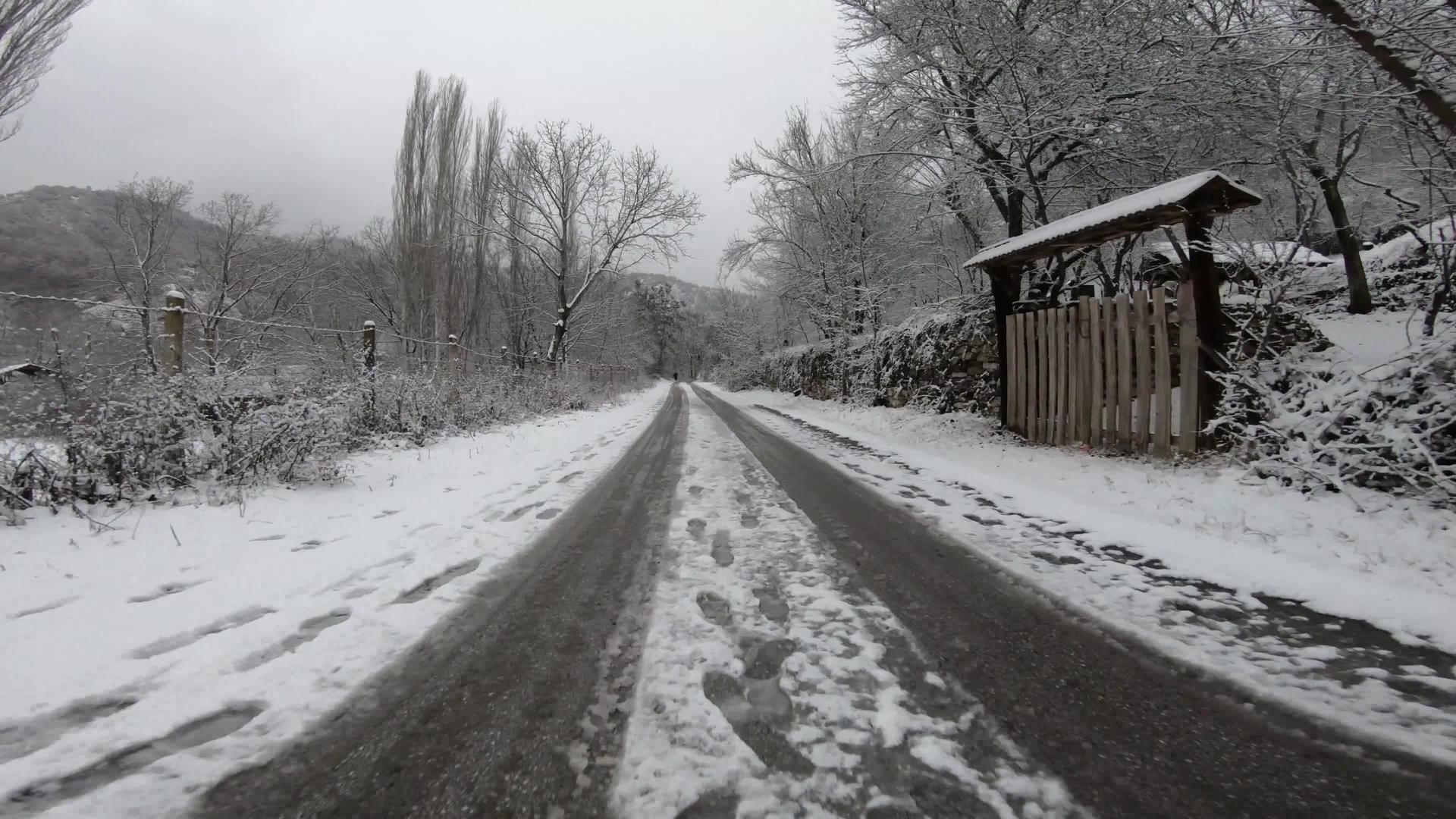 冬天在雪地农村公路上快速行驶视频的预览图