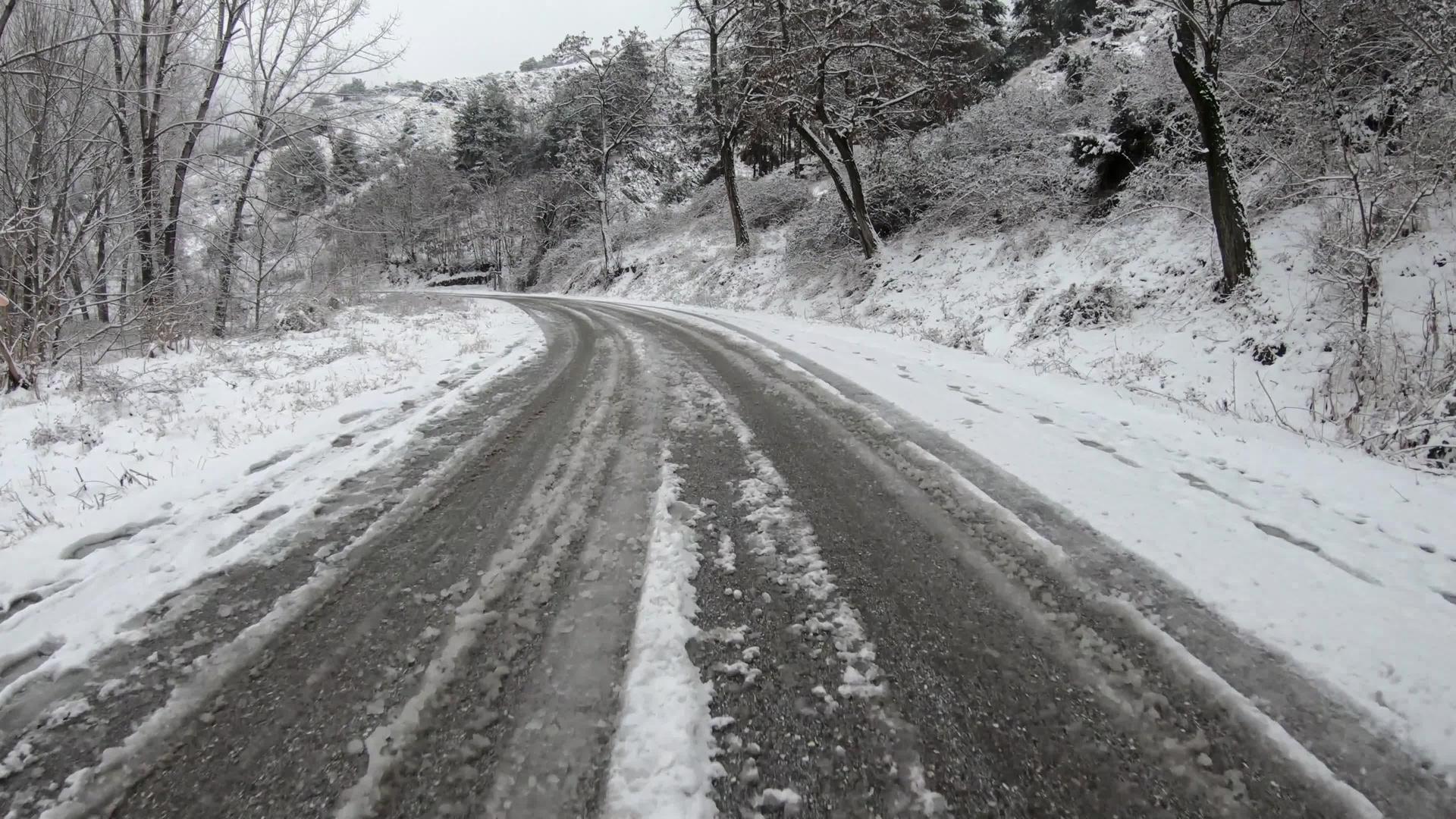 在冰冻的路上慢慢地开车 下了很多雪视频的预览图