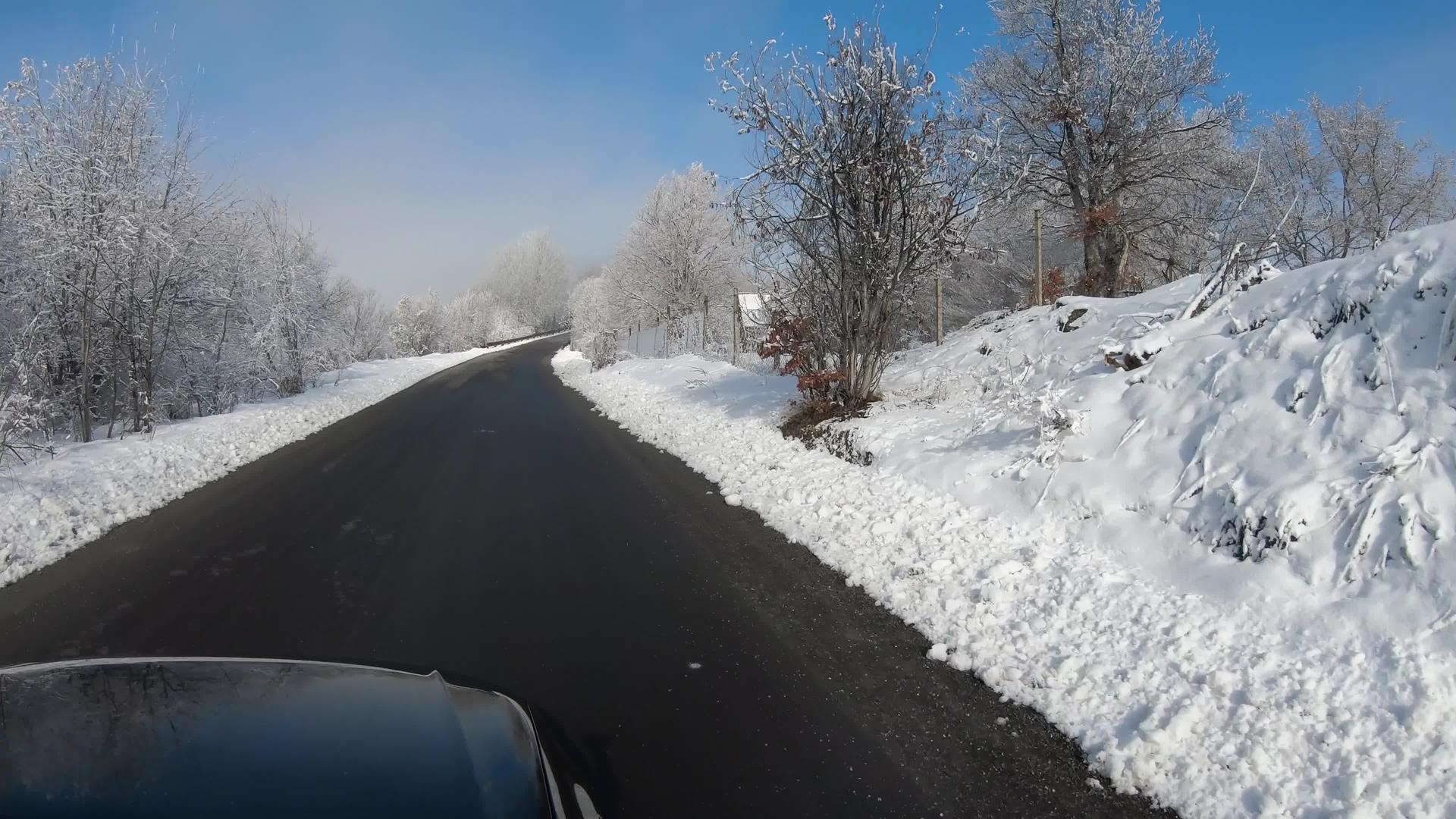 冬天下雪的时候在空旷的路上开车雪覆盖了地貌视频的预览图