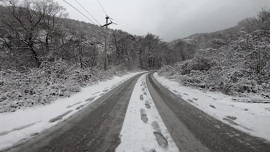 冬天在乡下滑雪路上开车视频的预览图