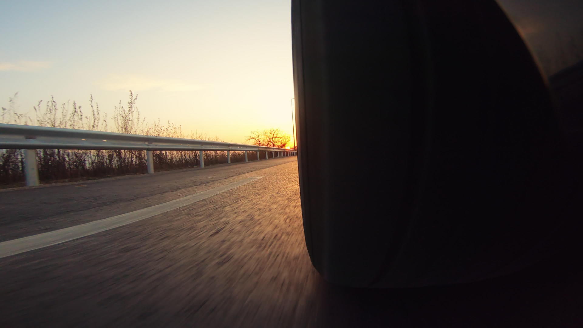 日落时在沥青上行驶视频的预览图